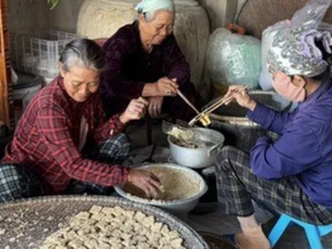 Người phụ nữ 66 tuổi giữ lửa bánh khô mè Quan Châu