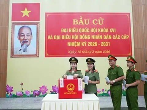 Người dân miền Trung nô nức “đội mưa” tham gia ngày hội non sông