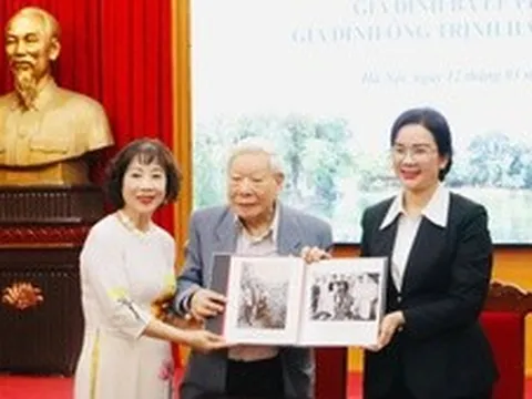 Khu Di tích Phủ Chủ tịch tiếp nhận tư liệu về Chủ tịch Hồ Chí Minh