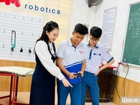 Hai học sinh lớp 11 ở Huế chế tạo robot AI cứu người trong sạt lở