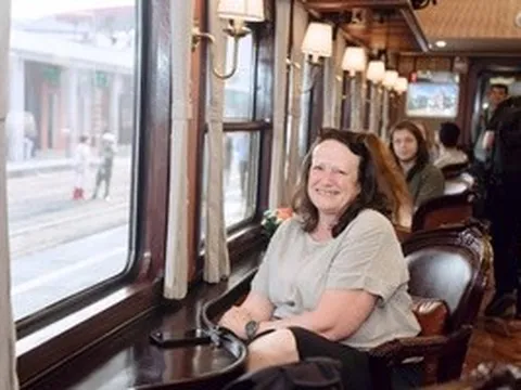 Bất ngờ với giao diện "tím Huế mộng mơ" của đoàn tàu di sản miền Trung