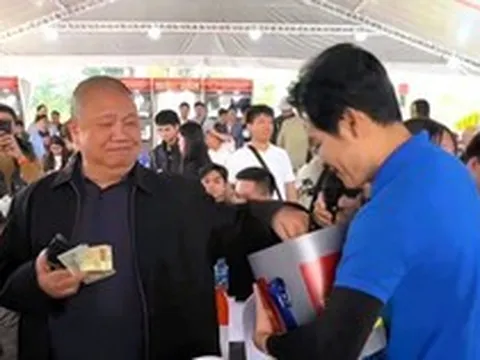 Chủ tịch Hoa Sen Lê Phước Vũ dốc hết tiền trong ví