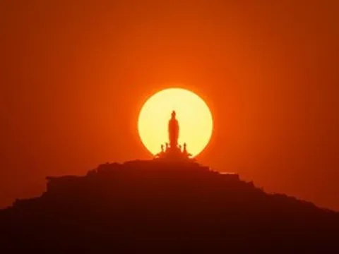 Khoảnh khắc hiếm có: Mặt trời "ôm trọn" tượng Phật Bà trên núi Bà Đen