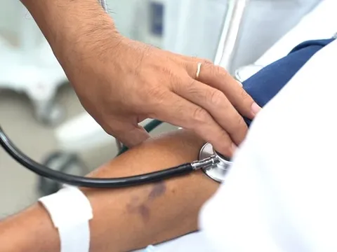 Cụ ông 74 tuổi hoang mang vì triệu chứng tiểu tiện "bất thường"