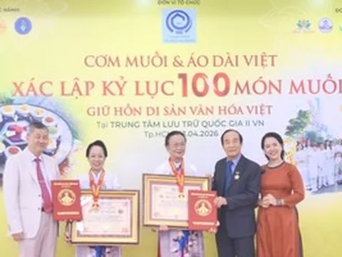100 món muối độc đáo cùng áo dài Việt được vinh danh