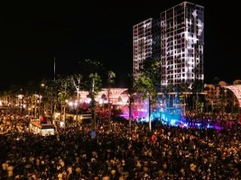 Biển người đổ về Sầm Sơn thưởng thức ca nhạc, xem bắn pháo hoa