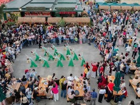 Hàng ngàn người đổ xô lên Núi Bà Đen trong ngày 26-4, không khí lễ hội đang sôi động