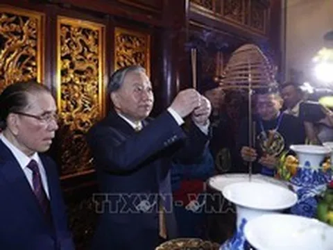 Trang nghiêm Lễ dâng hương tưởng niệm các Vua Hùng trên đỉnh núi Nghĩa Lĩnh