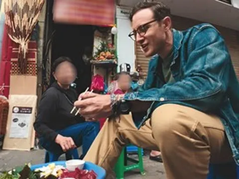 Khách Tây thử món mát lạnh, giòn sần sật ở vỉa hè Hà Nội, khen ngon khó tin