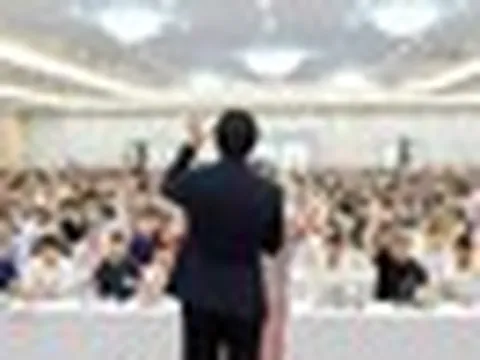 Một công ty "dạy làm giàu" phải dừng bán khóa học, chủ tịch là diễn giả nổi tiếng bất ngờ xin từ chức