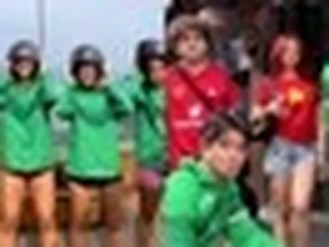 Khách Tây thi nhau lùng mua áo Grab làm đồ lưu niệm, khao khát hóa thân thành người bản địa