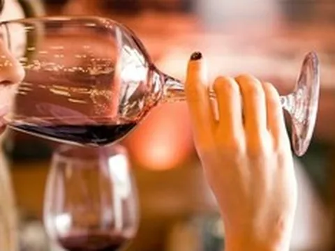Người phụ nữ 28 tuổi bất ngờ phát hiện ung thư sau "dấu hiệu lạ" khi uống rượu