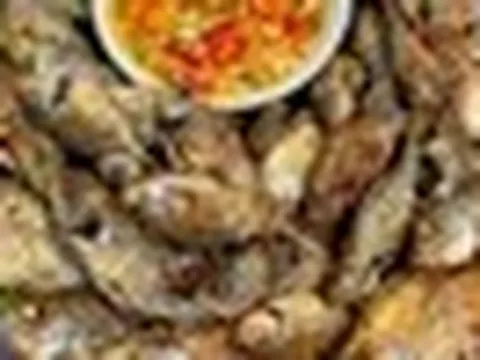 Chiên cá đừng chỉ dùng dầu ăn: Thả thêm một mẩu này vào chảo, cá giòn rụm, không bắn dầu mà lại thơm "gây nghiện"