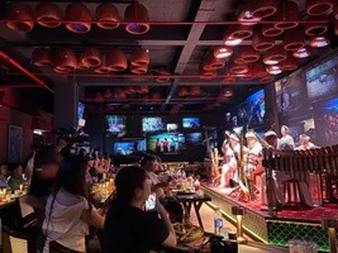 Du khách rủ nhau check-in tour "độc lạ” giữa TP HCM