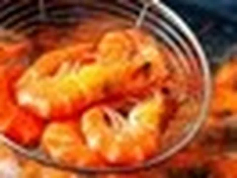 Luộc tôm đừng chỉ cho mỗi nước: Thêm 1 trong 2 gia vị này, tôm đỏ au, thịt ngọt săn chắc