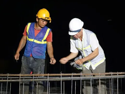 Thi công xuyên đêm, đẩy tiến độ xây trường vùng biên Quảng Ngãi