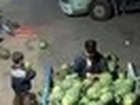 Đoạn clip vài giây bên xe dưa hấu khiến hàng chục nghìn người suy ngẫm: Có cha mẹ kiểu này là PHƯỚC PHẦN của con