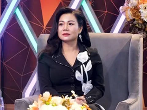 Dương Hồng Loan "rách áo dài" giữa lúc chạy show Tết