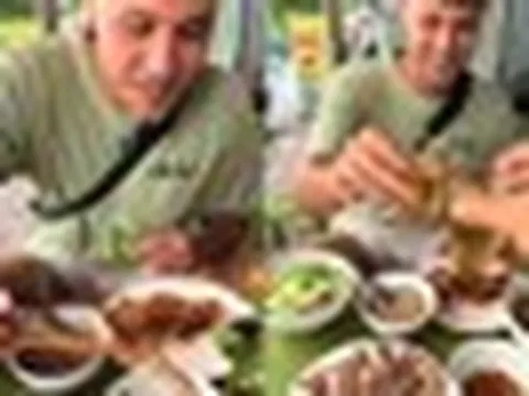 Khách Tây lần đầu thử lòng lợn, ngỡ ngàng vì cảnh tượng diễn ra lúc 7 giờ sáng