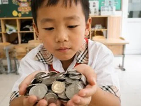 Khi cho con cái tiền, hãy nhớ 6 quy tắc này để tránh mắc sai lầm, về già hối không kịp!