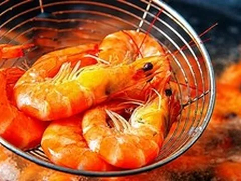 Luộc tôm đừng chỉ cho mỗi nước: Thêm 1 trong 2 gia vị này, tôm đỏ au, thịt ngọt săn chắc