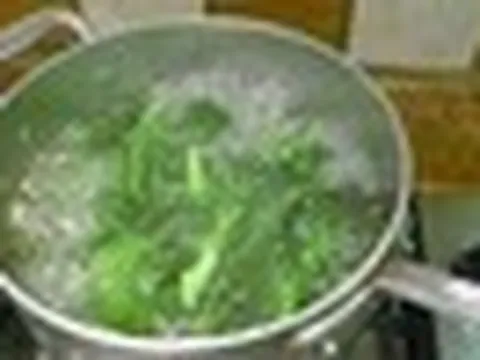 Luộc rau mà cho thêm 1 thìa này, rau trông xanh mướt, lại còn giòn ngọt ngon miệng