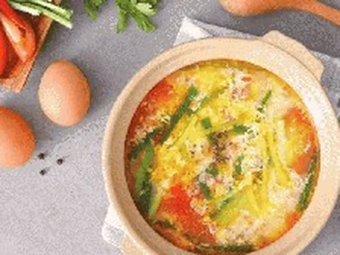 Nấu canh trứng cà chua mà thêm một bước "áp chảo" này, nước canh đặc sánh ngon ngậy như súp nhà hàng