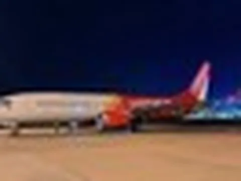 Chiều 1/7, sân bay Tân Sơn Nhất ghi nhận một máy bay khác lạ của Vietjet