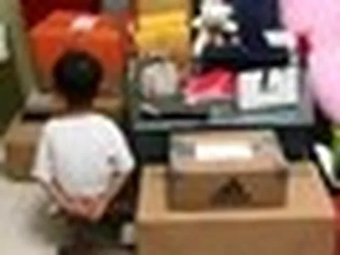 Cậu bé 6 tuổi lén dùng 271 triệu đồng của bố để mua hàng qua điện thoại