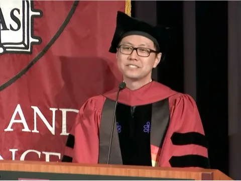 Chàng trai 2 lần bị trường đại học từ chối nay trở thành tiến sĩ Harvard, bài phát biểu gây xúc động