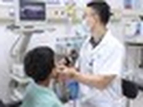 Bố mẹ chữa hóc xương cá bằng mẹo, bé trai phải nhập viện cấp cứu