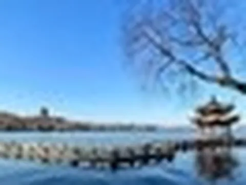 Cảnh tượng mưa lớn ở Tây Hồ khiến nhiều người bất ngờ, thốt lên: Không tin vào mắt mình