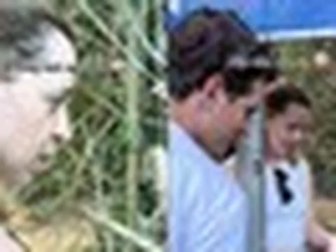 Du khách Tây 'mồm chữ O mắt chữ A', đứng cả buổi 'trêu' cây xấu hổ ở Mai Châu