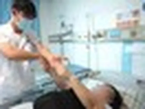 Người phụ nữ 30 tuổi bỗng bị đột quỵ giữa đêm dù chỉ số sức khỏe cực đẹp, tất cả là vì 1 thói quen uống nước kéo dài suốt nhiều năm