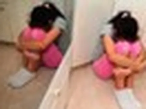 Thấy con gái 8 tuổi liên tục kẹp chặt 2 chân, mẹ liền nổi giận mắng mỏ 1 trận để rồi sau đó hối hận vô cùng