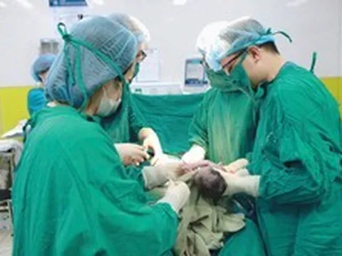 Hành trình 22 ngày giữ tam thai nghẹt thở: Mẹ Hà Nội sinh 3 con an toàn, bác sĩ cuối cùng được thở phào trong ca tam thai tự nhiên hiếm gặp