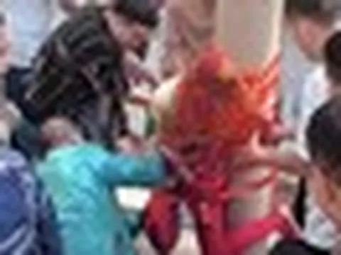 Phù dâu gãy cột sống vì trò đùa lố trong đám cưới, cô dâu chú rể phải bồi thường