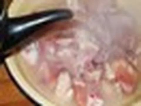 Có nên rã đông thịt bằng nước nóng không?
