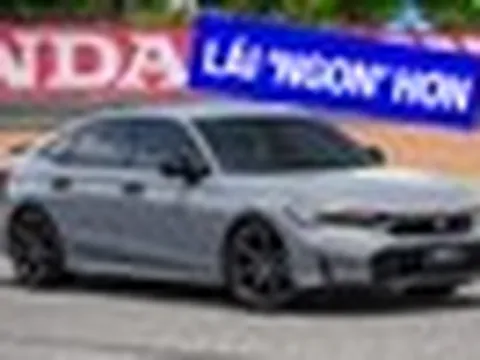 Honda Civic 2026 ra mắt gần Việt Nam: 3 phiên bản, giá quy đổi từ 738 triệu đồng, thêm giả lập sang số, cảnh báo điểm mù