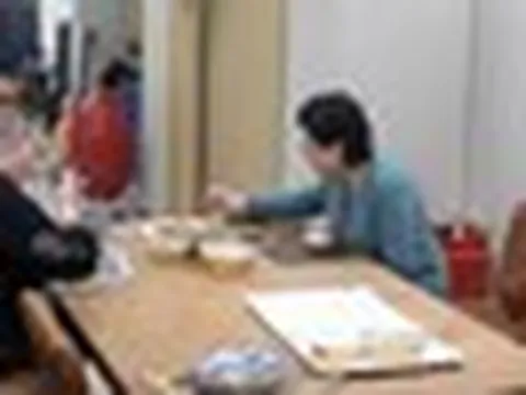 Bức ảnh này có gì BẤT THƯỜNG mà khiến nhiều người xem xong phải thốt lên: "Tuổi thơ của con chính là tuổi già của cha mẹ"!