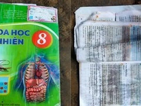 Bức ảnh cuốn SGK ướt nhẹp ở bãi rác khiến nhiều người ngán ngẩm: Đừng để con mất cảm giác được tôn trọng ngay trong nhà mình!