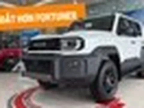 Ảnh thực tế Toyota Land Cruiser FJ giá 1,198 tỷ đồng tại Việt Nam: Giống Prado mini, máy xăng 2.7L, đầy đủ ADAS