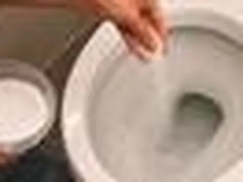 Vì sao nhiều người đổ muối vào bồn cầu trước khi đi ngủ? Sáng hôm sau mới thấy công dụng
