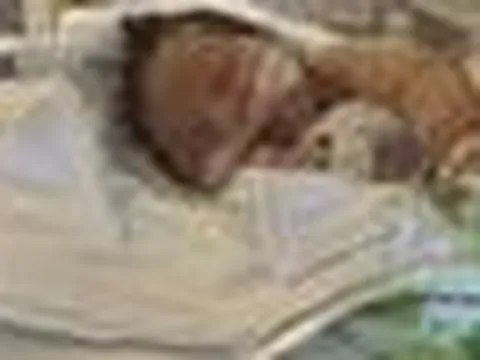 Bé trai kỳ lạ sinh ra đã đại tiện qua "cậu nhỏ", y tá nói: "Tôi đã thay hàng nghìn chiếc tã nhưng chưa thấy ai thiếu thứ này"