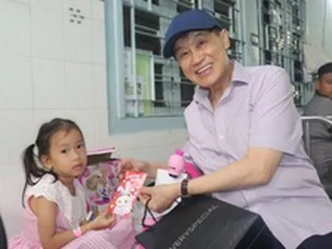 Tỷ phú Johnathan Hạnh Nguyễn xuất hiện tại BV Nhi đồng 2 với chiếc túi "Very Special" vào ngày đặc biệt