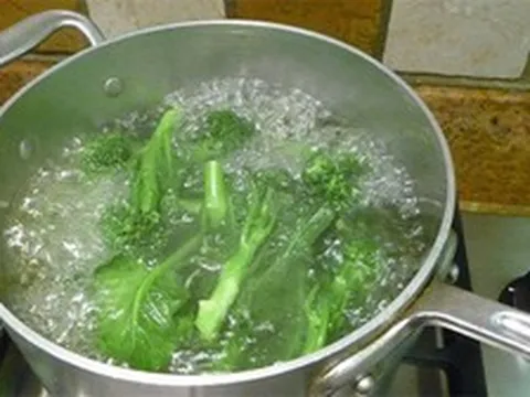 Luộc rau mà cho thêm 1 thìa này, rau trông xanh mướt, lại còn giòn ngọt ngon miệng