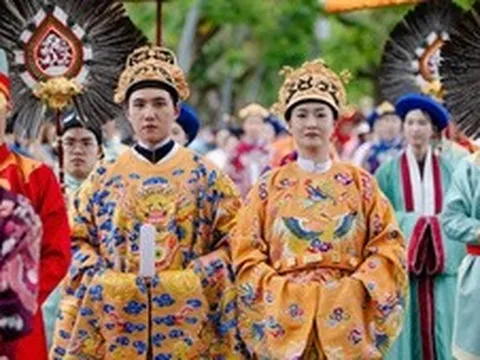 Rực rỡ sắc màu Việt phục tại Cố đô Huế