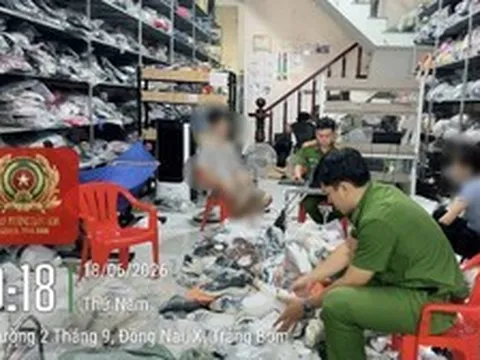 Công an liên tiếp kiểm tra nhiều cơ sở kinh doanh giày dép, tạp hóa