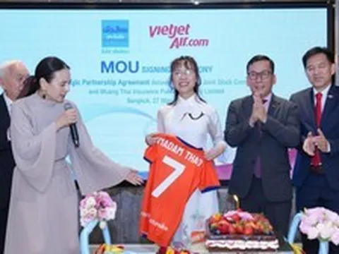 Tiến sĩ Nguyễn Thị Phương Thảo bắt tay Madam Pang