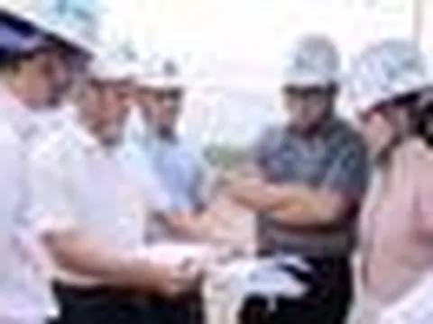 Cận cảnh nhan sắc “vạn người mê” của nữ chủ tịch sinh năm 1999 khi đi thị sát dự án nghìn tỷ
